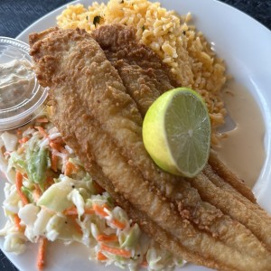 Pescado con arroz y ensalada 