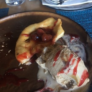 fresas con crema y helado.  con hojaldre