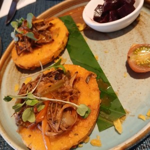 Tortilla de Maíz con Guiso de Ropa Vieja