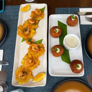 Patacon con camaron al ajillo y croquetas de arroz con pollo