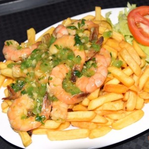 camarones al ajillo con papas fritas