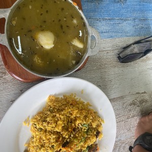Sopa de costilla de res ahumada y arroz de combinacion
