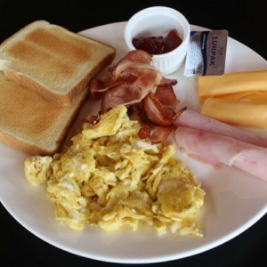 desayuno americano con huevos revueltos
