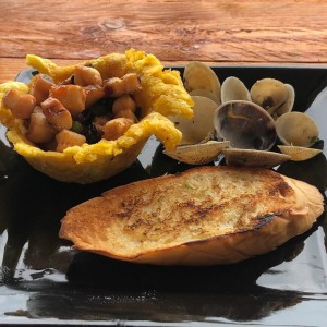 Canastas de mixto de marisco en salsa de Ostion, almejas al ajillo y pan de ajo 