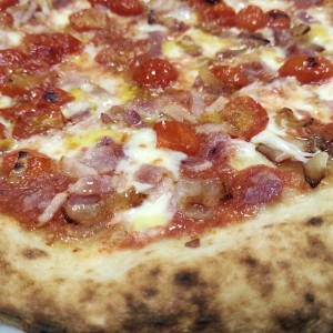 Pizza Tocino, Cebolla, Tomate Cherry