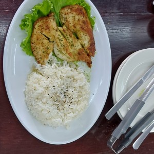 Pechuga de pollo al ajillo con arroz sesame