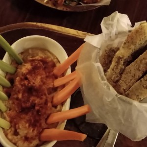 humus con vegetales y pan