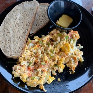 Huevos revueltos con vegetales con pan tostado