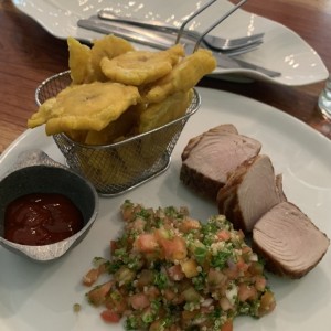 Atún a la Parrilla con Costra de anacardos y Ensalada Tabule