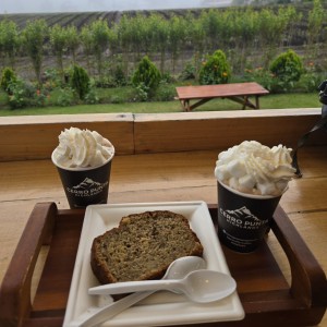 POSTRES - Cake de banano y Chocolate con crema y malvaviscos 