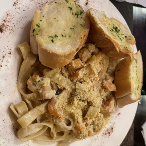 Fettucini con camarones en salsa blanca