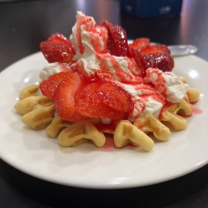 Waffel caliente con fresas 