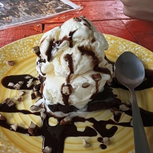 Brownie con helado