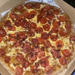 Pizza de peperoni con tocino