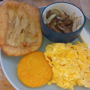 Desayuno con carne, huevos y frituras