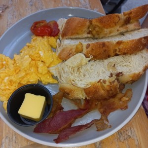 desayuno con pan de rosca, beicon  y huevo