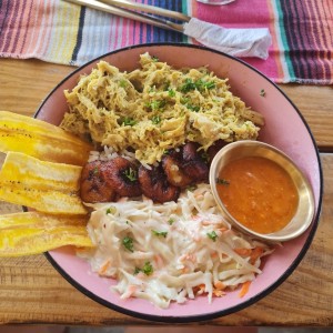 Bocas Bowl con pollo en salsa de curry-coco