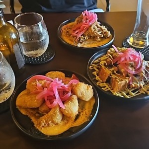 CHICHARRONES A LO MACHO
Ceviche frito
Arañitas