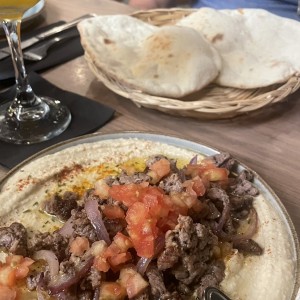 Hummus con carne y pita