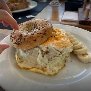 Bagel con huevo frito