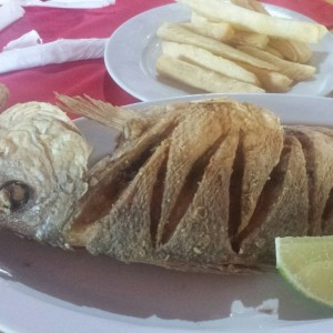 Pargo frito con yucas