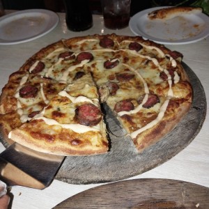 Pizza chorizo argentino con salsa de ajo