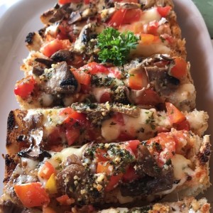 Bruschettas de Tomates, queso y Hongos