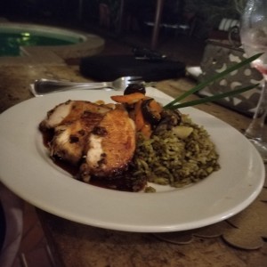 Pechuga de Pollo Con nueces,arroz verde y salsa de Tamarindo