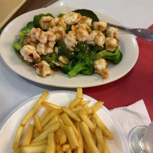 Camarones con brócoli y papas fritas 