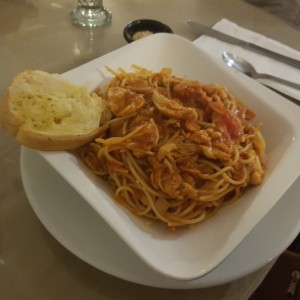 Spaghetini con pollo en salsa napolitana