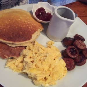 desayuno pancake huevo y chorizo