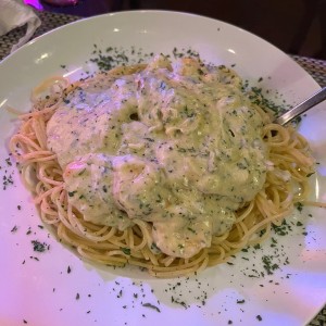 Pasta en salsa blanca y camarones