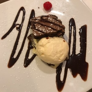 brownie cremoso con chocolate oscuro y helado