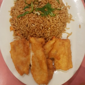 pescado apanado y arroz frito