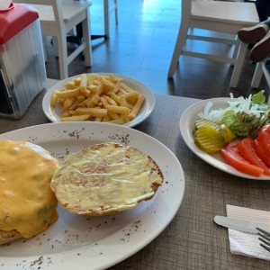 Hamburguesa con queso y papas