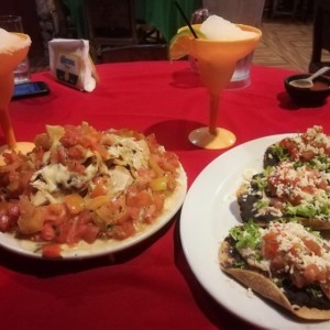 nachos fondeados mixtos y tostaditas de carne 