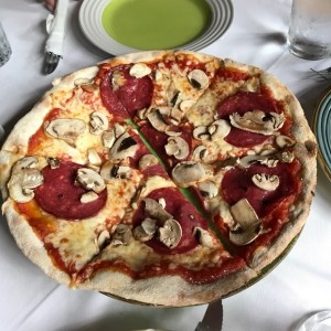 Pizza de Salami Italiano con Hongos