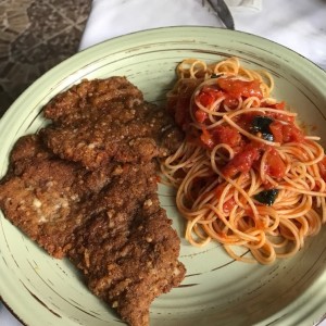 Filete a la Milanesa con Spaghetti al Pomodoro