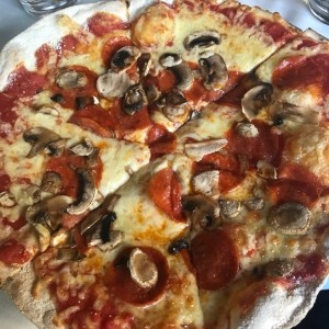 Pizza de Pepperoni con Hongos frescos