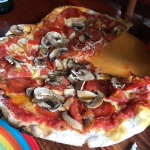 Pizza de Pepperoni, hongos y tomate