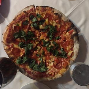 pizza de peperoni y tomate
