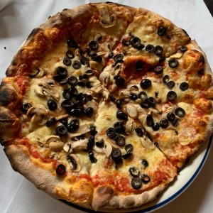 pizza hongos con aceitunas negras