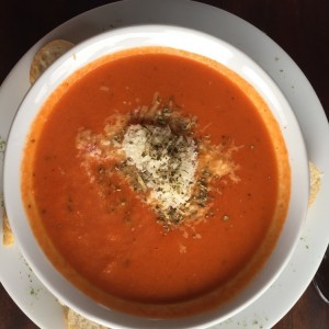 sopa de tomate con queso parmesano