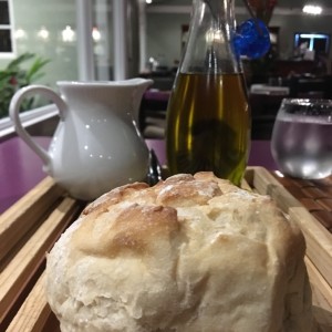 pan de la casa con balsamico y aceite de oliva