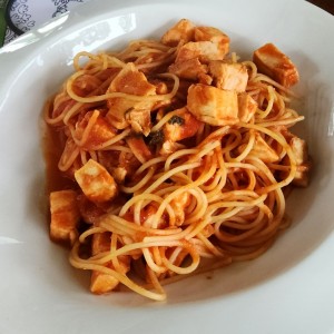 Spaghetti con salsa de tomate y pollo