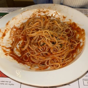 Pasta en salsa roja menu de niños 