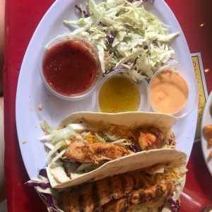 Tacos de pollo con ensalada cole slaw
