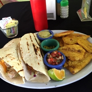 Fish tacos con patacones