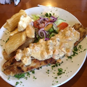 Corvina con camaronis y yuca fritas