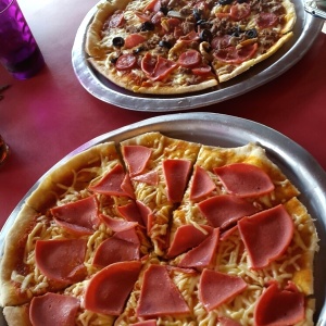 Pizza de jamón y queso y pizza combinación